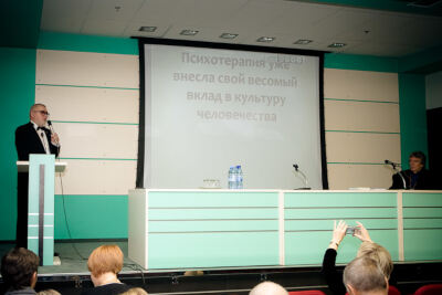 В.В. Макаров читает доклад