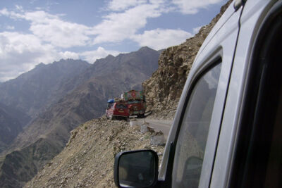 Пробка на серпантине в Гималаях