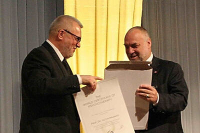 Вручение Всемирного сертификата В.В. Макарову