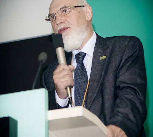 М.Е. Бурно читает доклад