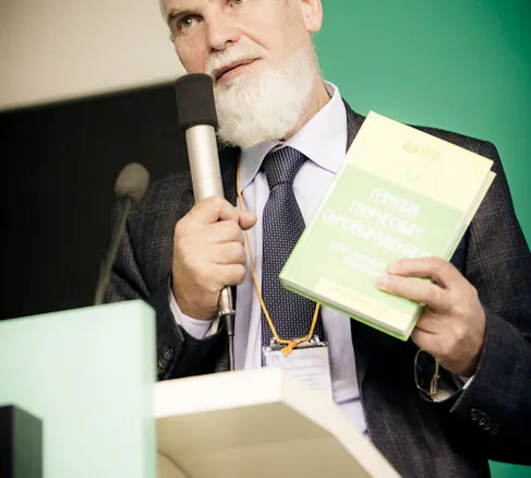 М.Е. Бурно представляет свою новую книгу «Терапия творческим самовыражением»