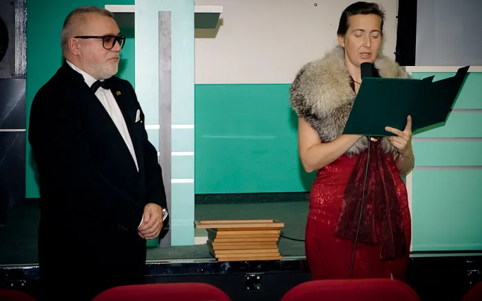 Председатель комитета по профессиональным признаниям и наградам, Чеглова И.А. награждает вошедших в число двенадцати ведущих психотерапевтов Российской Федерации