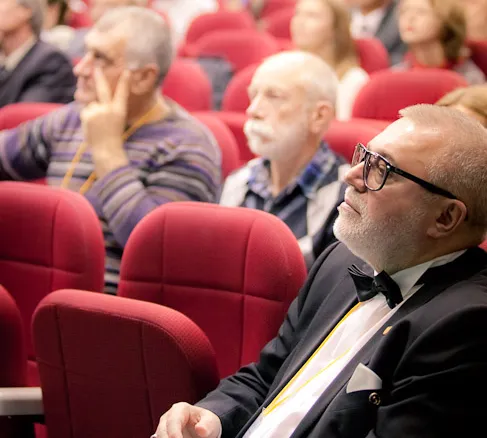 Президент конгресса В.В. Макаров слушает доклады