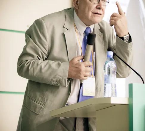 Б.Е. Егоров читает доклад