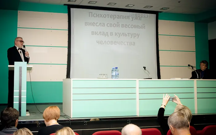 В.В. Макаров читает доклад