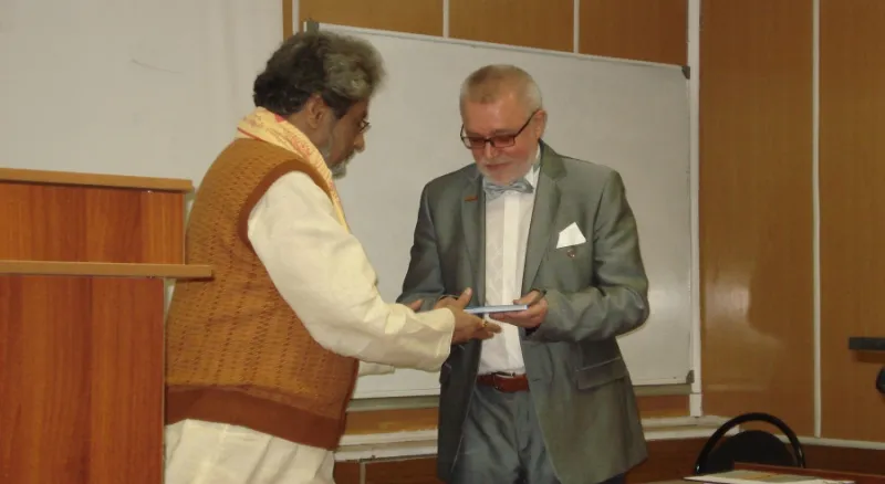 Макаров В.В. дарит Пранаву Панди свою книгу