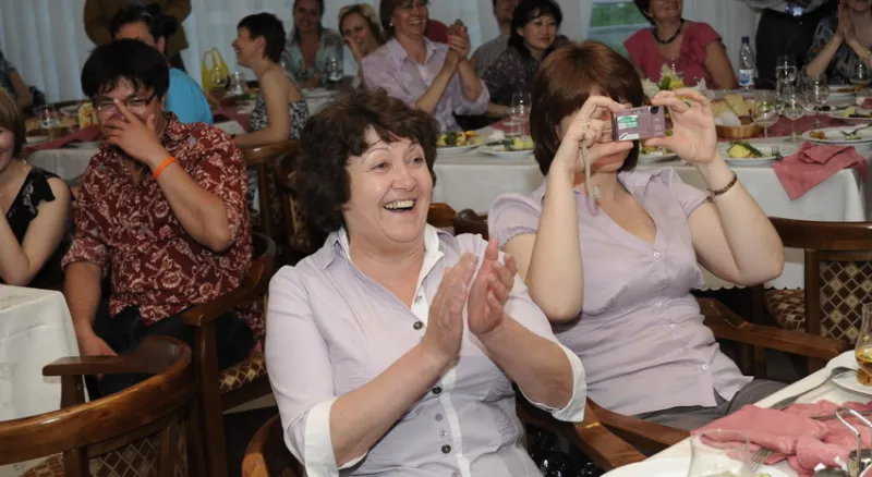 Веселится и ликует весь народ