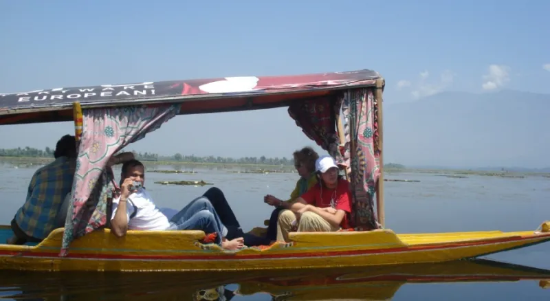 Водное такси на озере Дал днём