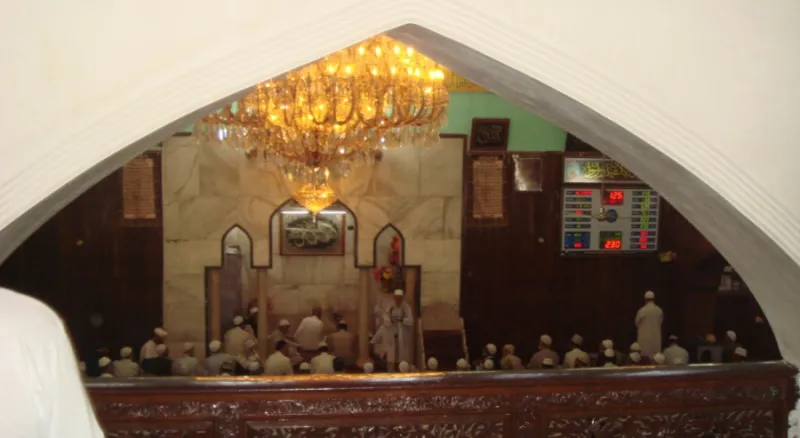 В мечети Шринагара+