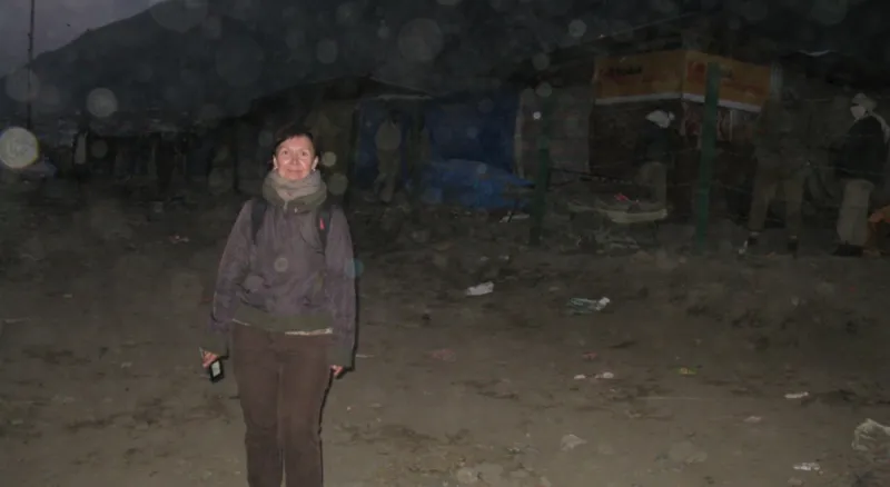 Л.Чепенко в лагере пaломников в окружении сущностей