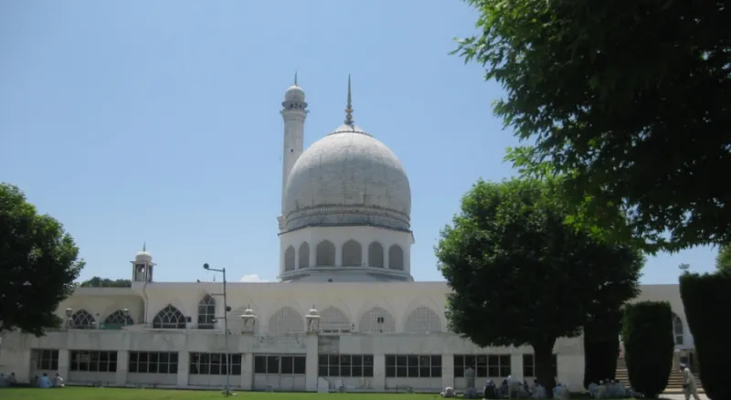 Женщины молящиеся возле мечети Шринагара