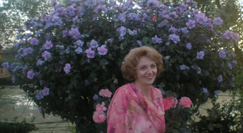 Г.А. Макарова и цветущие кусты