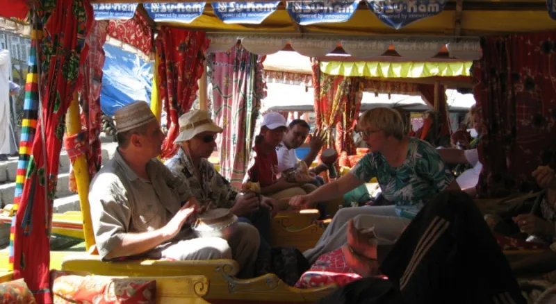 Ансамль барабанщиков экспедиции