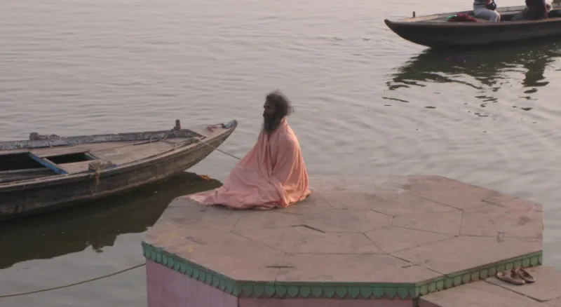 Медитирующий в Варанаси