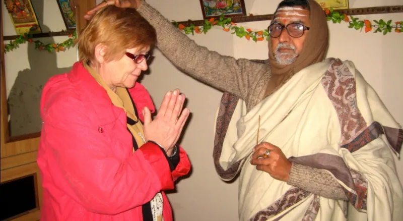 Брамин благославляет Людмилу в Варанаси