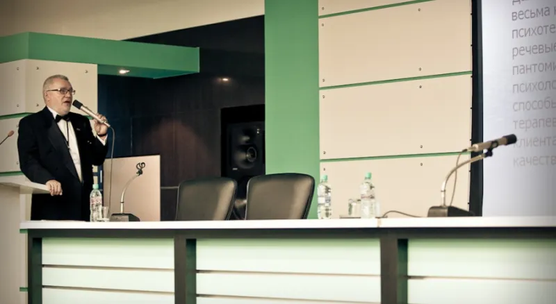 Макаров В.В. читает доклад