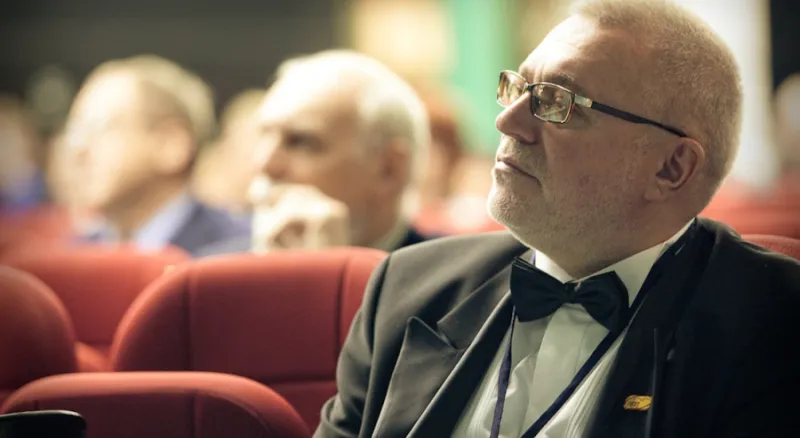 Макаров В.В. слушает коллег