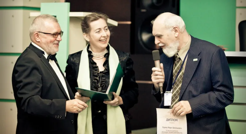 Диплом вручается Бурно Марку Евгеньевичу