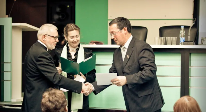 Диплом вручается Захарову Роману Ивановичу