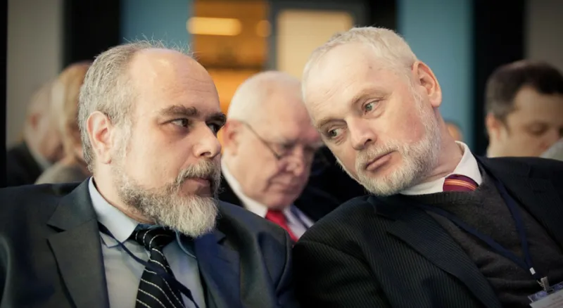 Сандомирскиий М.Е. и Нарицын Н.Н. обсуждают доклады