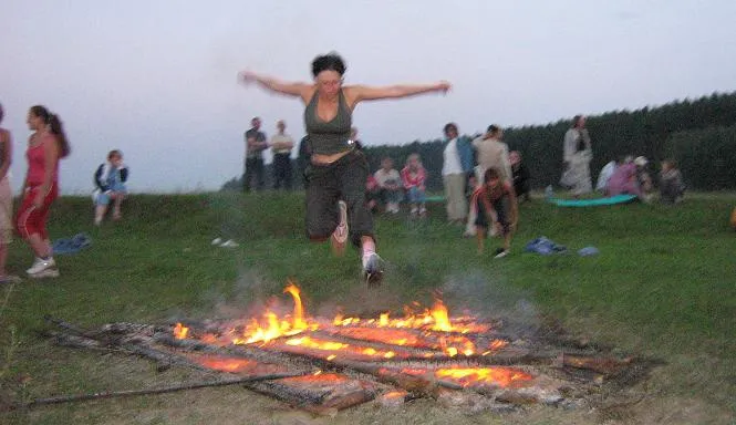 Красивый прыжок через костер