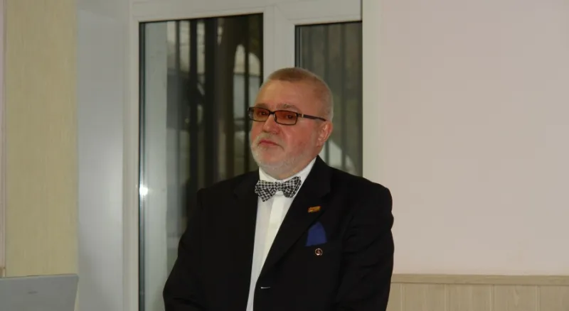 Профессор В.В.Макаров