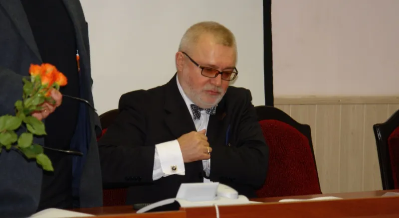 Профессор В.В.Макаров готовится к выступлению