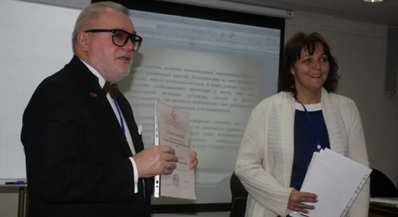 Макаров и Рудная вручают свидетельтва
