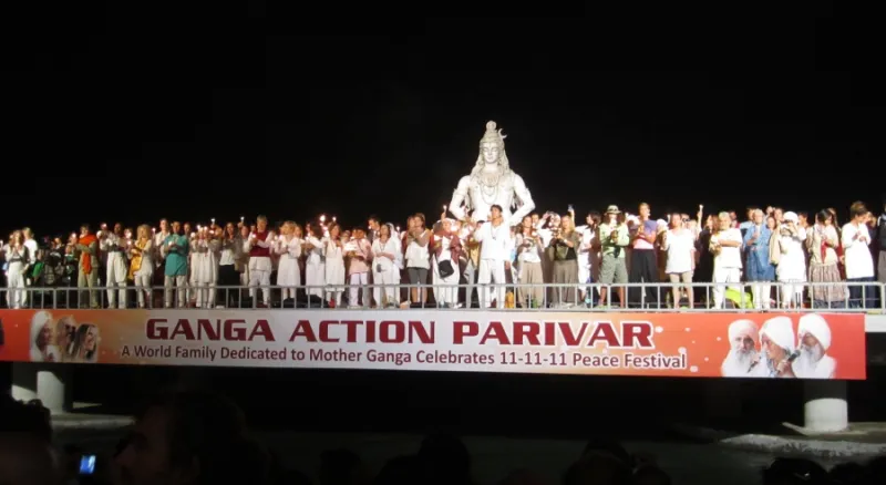 Празднование посвященное матери Ганги и фестиваль во имя мира в Париваре
