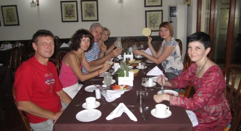 Уставшие и довольные, ужинаем