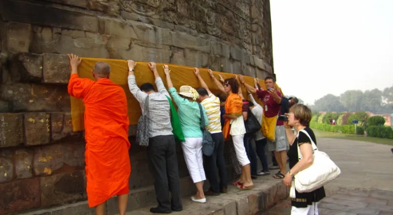 Медитируем вместе с паломниками из Тайланда