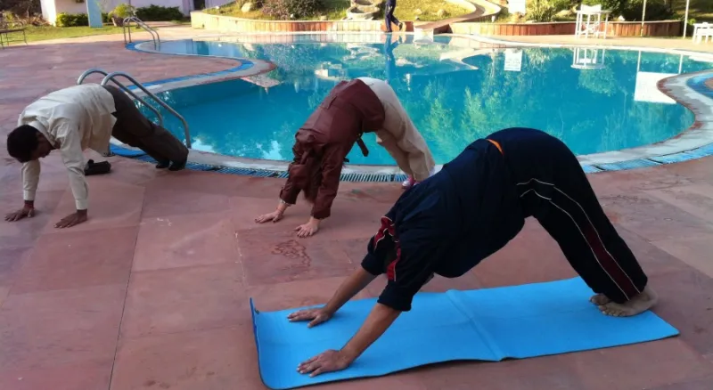 Утренняя йога у бассейна