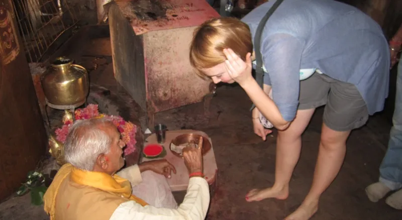 Екатерина Макарова получает благословение у Брамина храма Кришны