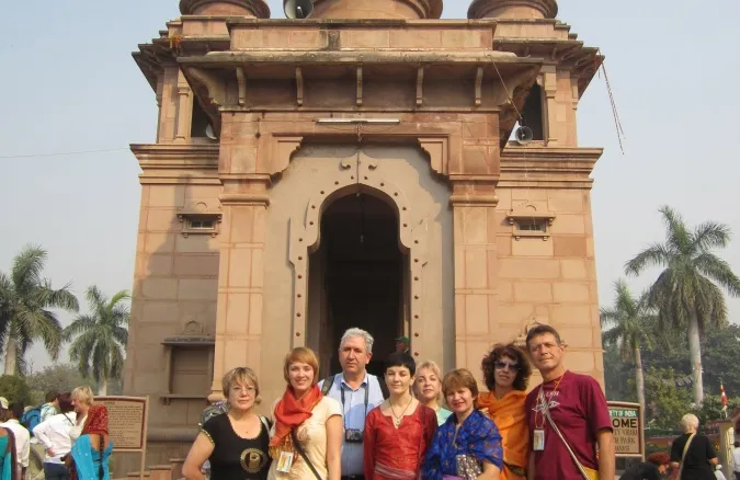 Участники 15 экспедиции перед главным храмом Сарната