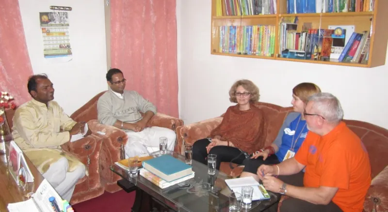 Приятная обстановка на чаепитии у вице ректора университета Дев Санскрити, доктора Чинмая Пандья