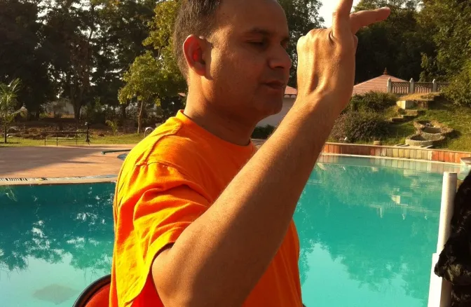 Аджид Вардан демонстрирует дыхательные упражнения