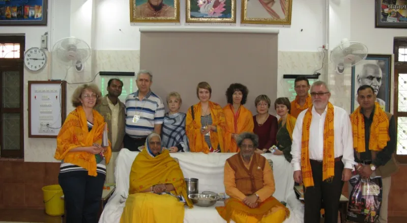 Участники пятнадцатой экспедиции с егосвятейшеством доктором Пранав Пандья и еёсвятейшеством