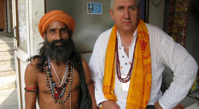 Михаил Курганов с местным йогом