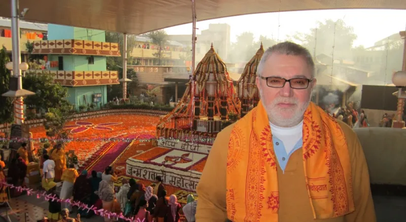 В.В. Макаров на фоне празднования