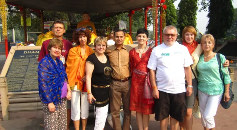 Экспедиция на фоне проповедующего Будды и его учеников