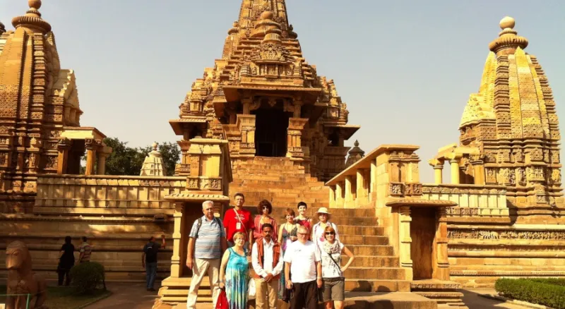 Мы на фоне храмов Камасутры