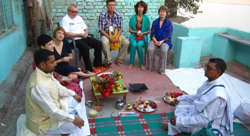 Уважаемый брамин проводит для нас обряд на успешность