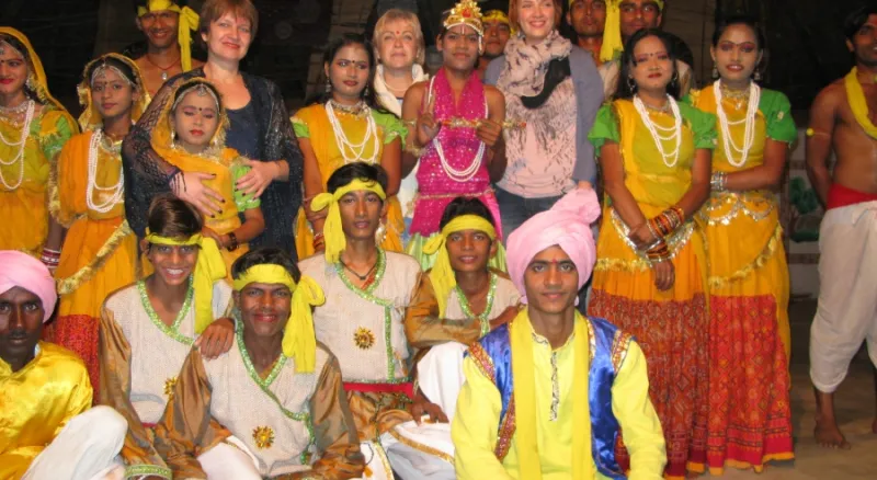 Елена Радужная, Нина Турченко и Екатерина Макарова в окружении молодых артистов