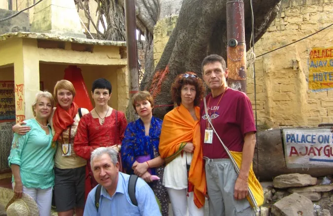 Наша экспедиция на фоне великого дерева