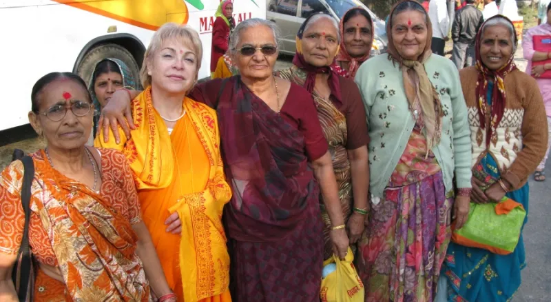 Нина Михайловна в кругу местных женщин