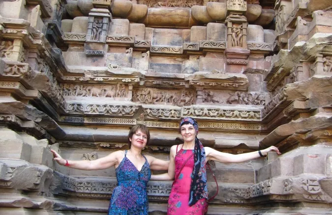 Участницы экспедиции позируют на фоне храмов Каджурахо