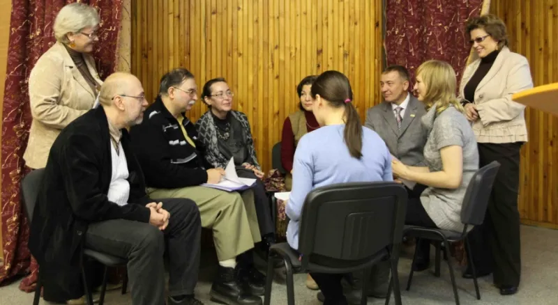 Команда психологов работает над кейсом