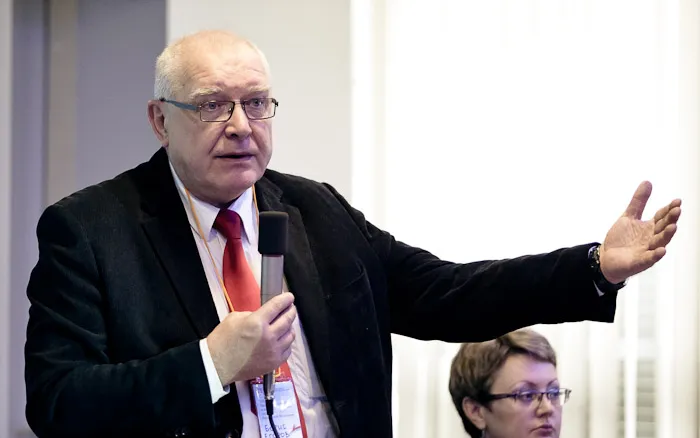 Б.Е. Егоров делает отчет о проделанной работе этического комитета