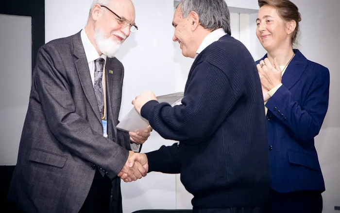 М.Е. Бурно вручает Проф. Линде документ, свидетельствующий о праве выдачи авторских сертификатов